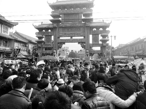 比春運更擠的地方是?？h廟會(組圖)