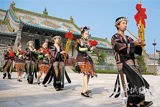 山東臺(tái)兒莊古城內(nèi)，來自外地的演員表演蘆笙舞 王建華 攝