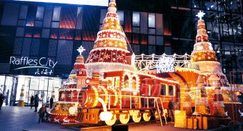 北京商場做圣誕裝飾,越來越花血本。