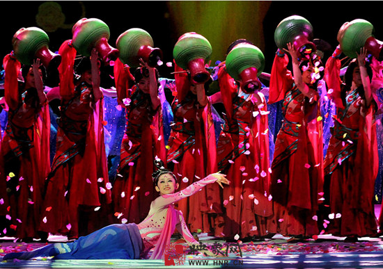 開(kāi)幕式上精彩的歌舞表演 開(kāi)幕式上精彩的歌舞表演