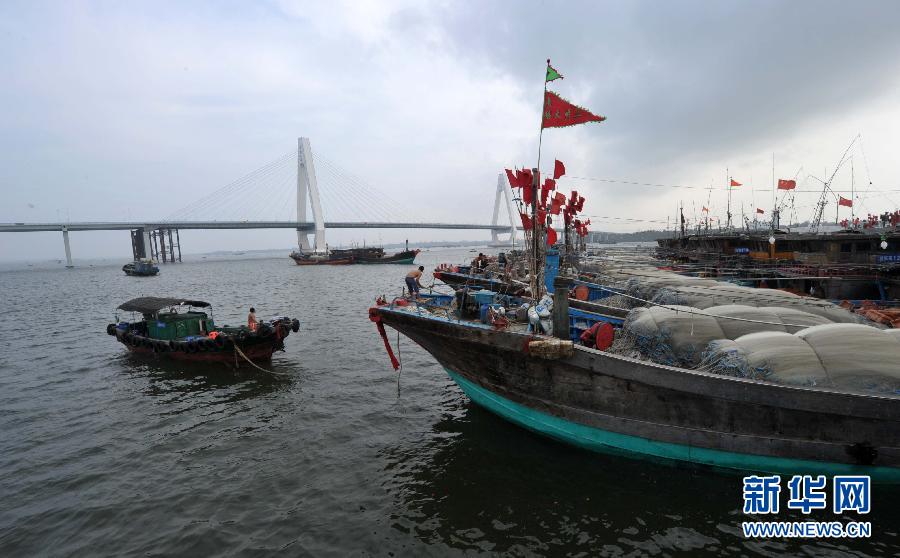 海南嚴(yán)陣以待防抗臺風(fēng)“百合”(圖) 海南嚴(yán)陣以待防抗臺風(fēng)“百合”(圖)