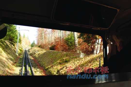 小火車一路向上，沖破云層，豁然開朗，乘客們的歡呼聲適時響起，一切漸入佳境。