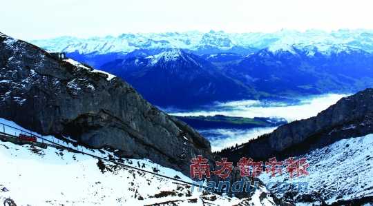  齒軌火車在皮拉圖斯山上穿行，如同紅色的龍在山中游弋。