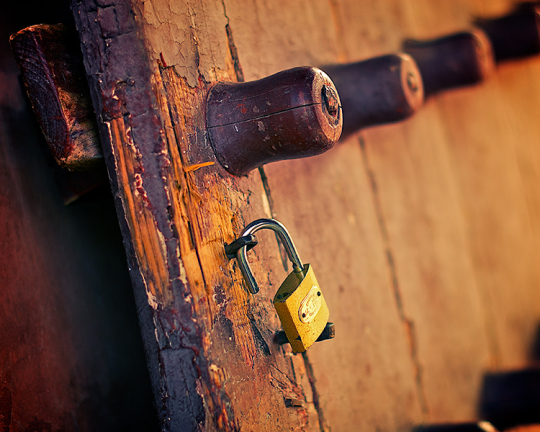 木門斑駁、銅鎖閑掛
