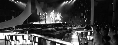 　　晚上的clubmed里有各種歡樂(lè)演出?！? oldsrc=