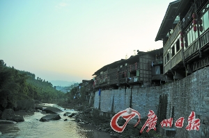 　　夕陽下的古鎮(zhèn)?！? complete=