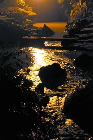 　　夜幕下古鎮(zhèn)江邊?！? complete=