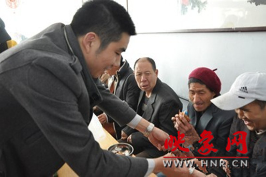 　　“韓胖子”千只茶香雞茶香鴨捐贈環(huán)衛(wèi)工人、農(nóng)民工學(xué)子和鄭州市社會福利院。