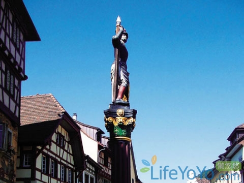 　　在那個春日艷陽的午后,一艘白色的游船在幽藍(lán)的圖恩湖上緩行。