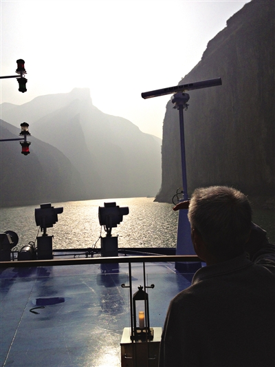 　　游客在游輪上遠眺三峽風光。