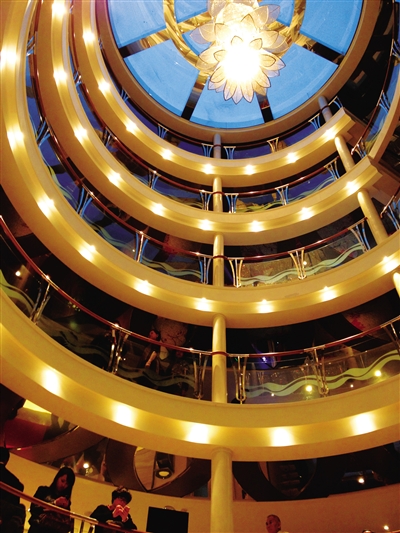 　　上下7層全部打通的大廳。