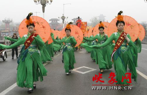 　　3月30日上午,開封市舉行2013中國(開封)清明文化節(jié)踏春巡游活動(dòng)?！?　　