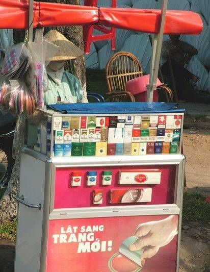 　煙攤，越南街頭隨處都是這樣的流動(dòng)小攤。