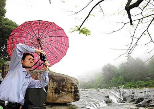 九鯉湖景區(qū)大霧籠罩,霧中美景若隱若現(xiàn),宛如人間仙境。