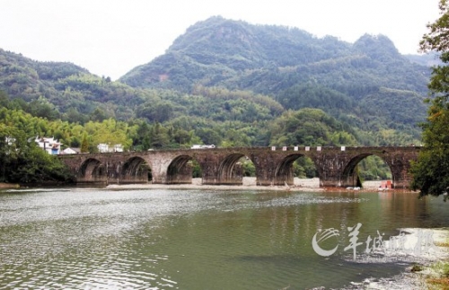 齊云山登封橋是登山的隘口,始建于明代,造型古樸典雅,蔚為壯觀。