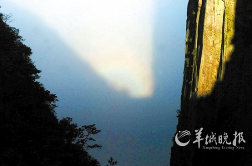 武功山四絕之一的“云海佛光”在大雨過(guò)后出現(xiàn)。