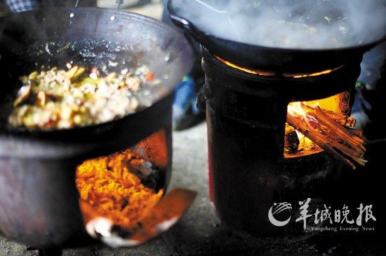 　　吃幾頓土家飯,喝幾杯土家酒,嘗幾塊土家肉。