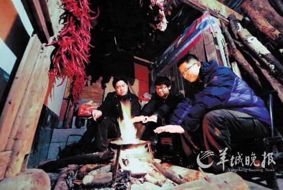 　　在土家人吊腳樓小住的那個(gè)夜晚,讓我想起了外婆家。