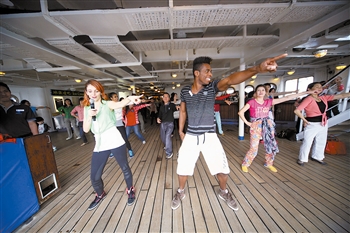 　　游客在“海娜號(hào)”郵輪甲板上共舞。