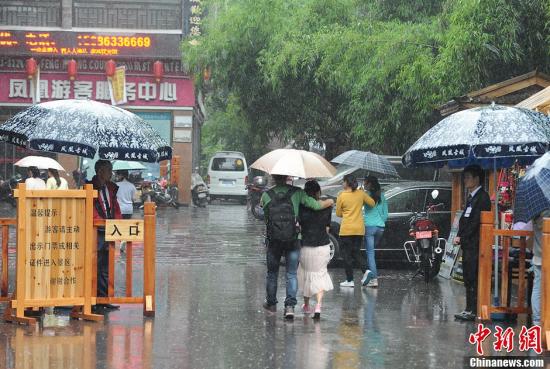 圖為“五一”小長(zhǎng)假首日門票檢查仍偏松。楊華峰 攝