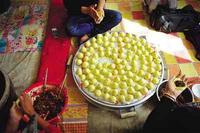 黃老漢一家正在制作黃饃饃。