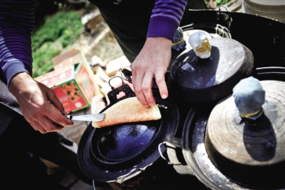 榆林街頭的特色小吃——攤餭(huáng)。