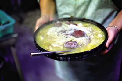 酸菜燉血腸是長(zhǎng)白山一帶常見的菜品,有著東北地區(qū)典型的質(zhì)樸、實(shí)在的風(fēng)格。