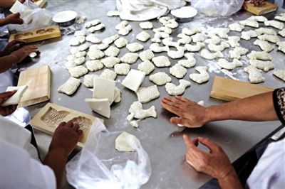 面花是黃驊最有特色的一種面食，常見于各種禮事和節(jié)日宴席上，充滿了儀式感。