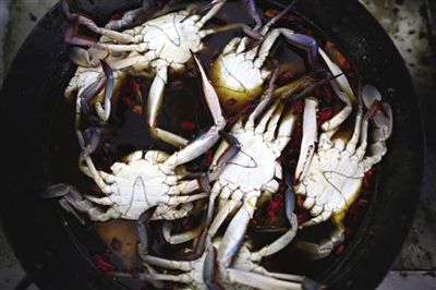 青蟹需用鹽水腌漬8個小時。