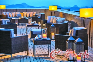 露臺(tái)能觀賞美麗山色。