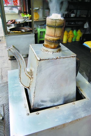 青巖古鎮(zhèn)的糕粑稀飯。