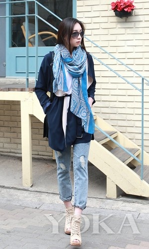 寒冬PK內(nèi)秀時尚 輕薄圍巾是主角 寒冬PK內(nèi)秀時尚 輕薄圍巾是主角