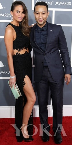 約翰·傳奇和女友Chrissy Teigen，Chrissy身穿Joy Cioci