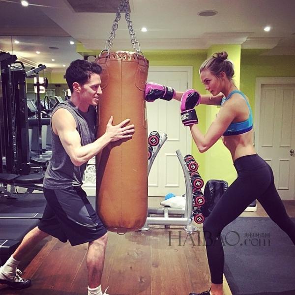 超?？ɡ颉た藙谒?(Karlie Kloss) 近期健身私照