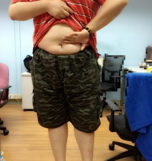 反手摸肚臍，逗b示范哈哈......