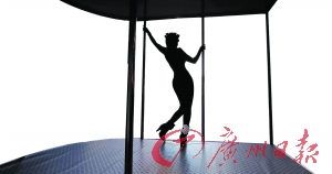 淋病是人類特有的疾病之一，性接觸是主要傳染形式。圖為美國一名性工作者在跳鋼管舞。