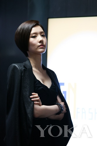 申映畫(huà)是極具事業(yè)心的富家小姐，造型簡(jiǎn)約干練，面料質(zhì)地上乘