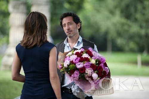 背影的完美同樣重要，衣服上的橫紋說(shuō)明太緊繃、手肘處的橫紋說(shuō)明肌質(zhì)老化。