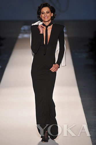 纖細(xì)的領(lǐng)帶既融于服裝，又升華造型