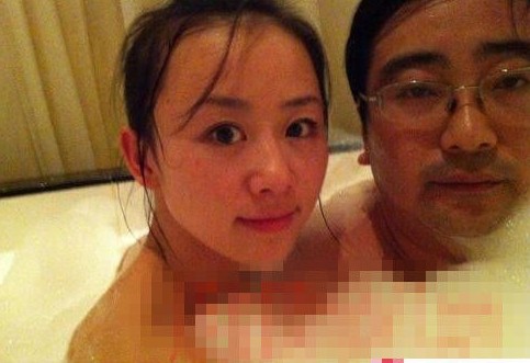 女主播紀(jì)某與國家檔案局官員范某。