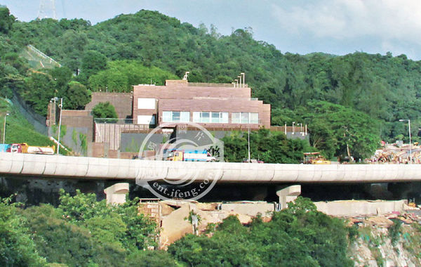 據(jù)悉，“皇宮”有3層高、分前后兩座大宅。前座兩層是邢家的游樂場，地下一層分別設(shè)有室外及室內(nèi)泳池，