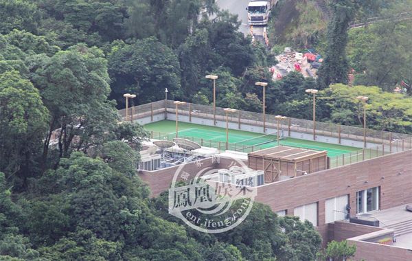 林青霞1994年6月29日嫁給香港商人邢李源，淡出影壇。林青霞婚后樂于相夫教女，其丈夫于2010年退