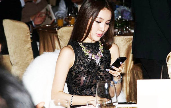 2013年11月30日，郭美美出席保利珠寶拍賣活動，現(xiàn)場郭美美一席透視的上衣性感現(xiàn)身，胸前乳貼顯露無