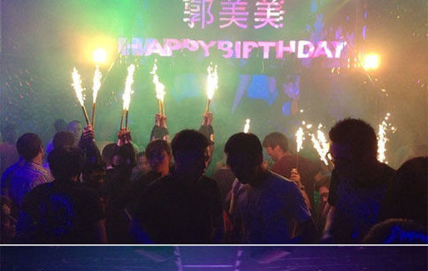 2013年6月16日下午，郭美美在網(wǎng)上曬出一組慶生照。通過照片可以看出，酒吧的巨大舞池中燃放焰火