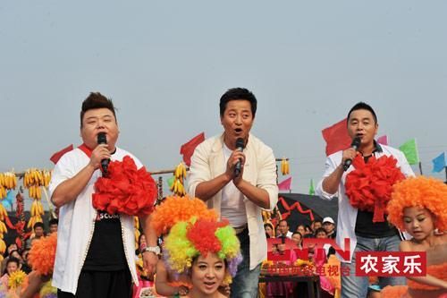 央視7套《鄉(xiāng)村大世界》節(jié)目主持人，左一為劉剛