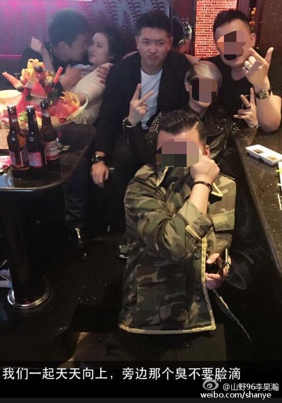 田源朋友辟謠稱左側(cè)抱著女子親吻的是田源的發(fā)小，女子的男友。