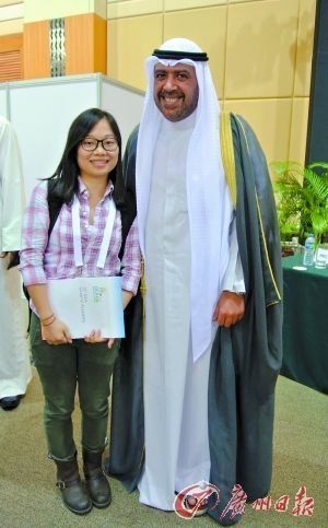 親王與記者合影 親王與記者合影