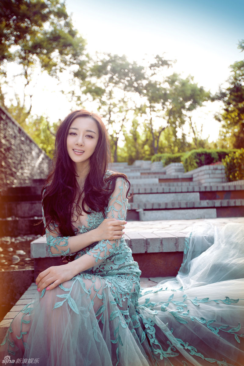 李依曉華麗展現(xiàn)虞美人典雅氣質(zhì) 李依曉華麗展現(xiàn)虞美人典雅氣質(zhì)