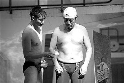 田亮給牛群解釋小鴨子的用途。