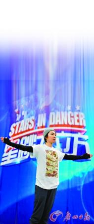 俞灝明以一個干凈利落的動作從3米臺一躍而下。